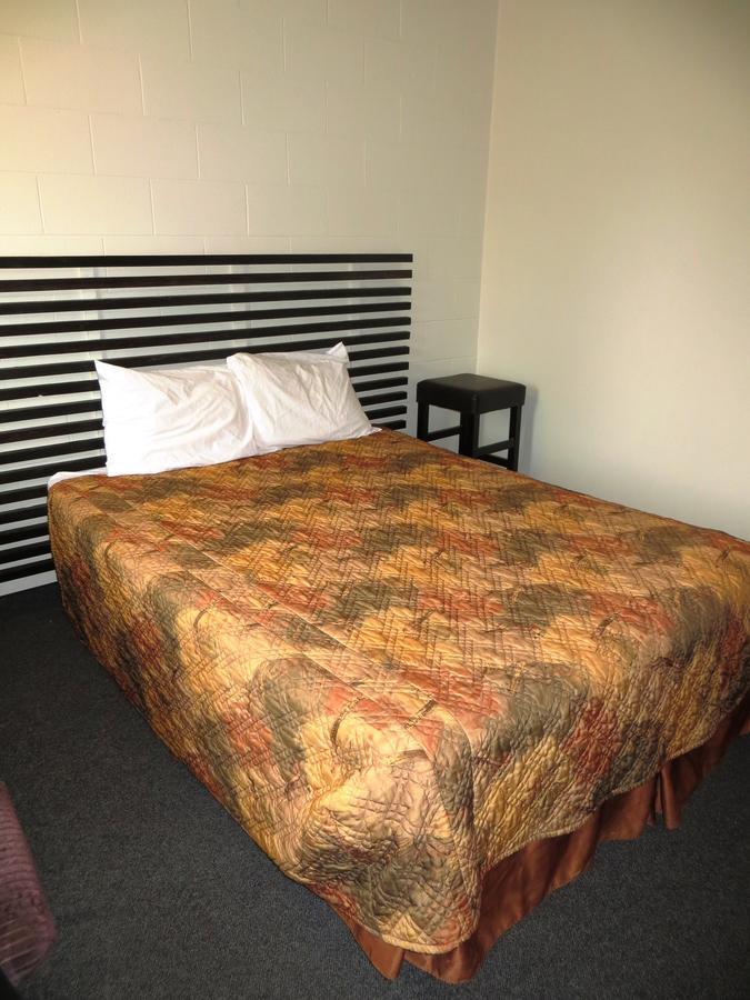 Macklin Motor Inn Екстер'єр фото
