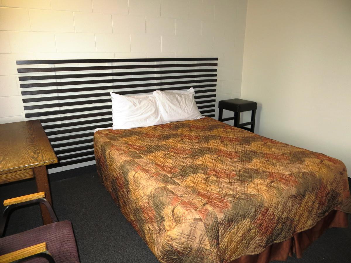 Macklin Motor Inn Екстер'єр фото