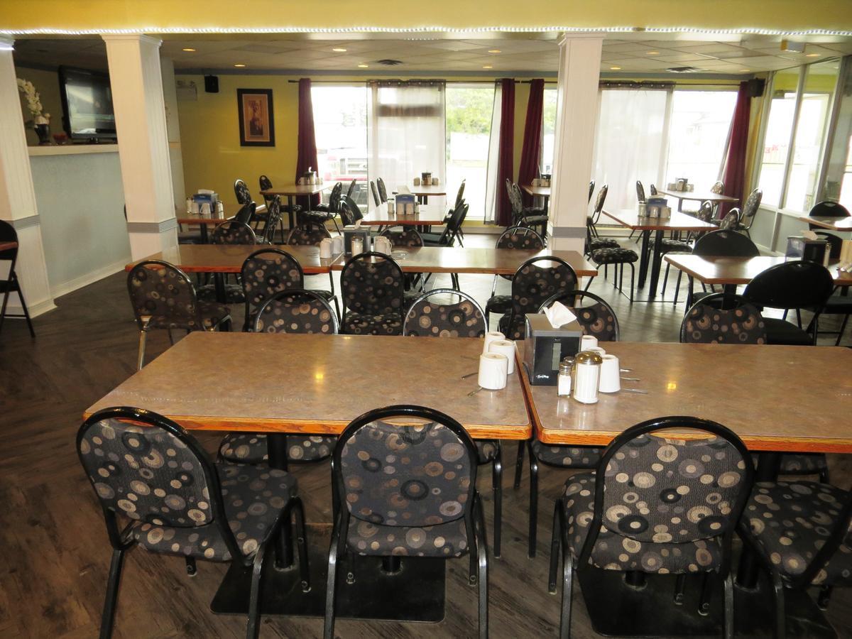 Macklin Motor Inn Екстер'єр фото