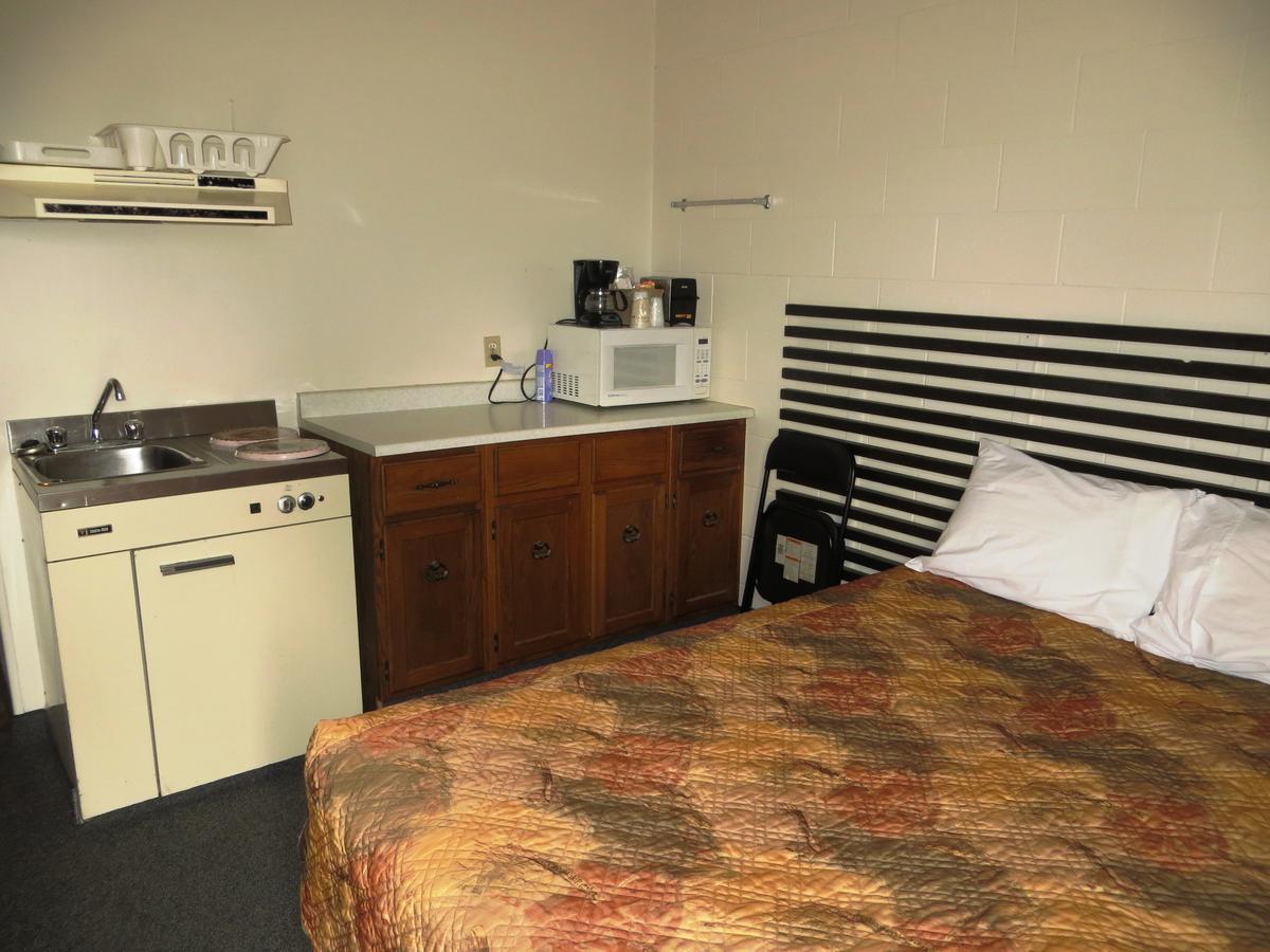 Macklin Motor Inn Екстер'єр фото