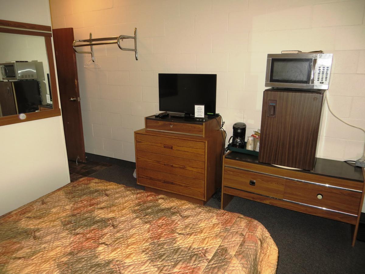 Macklin Motor Inn Екстер'єр фото